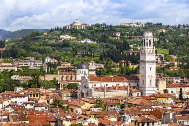 Verona, İtalya, 24 Nisan 2019 tarihinde. Torre dei Lamberti bir kule üzerinde bakış açısı ile şehir manzarası