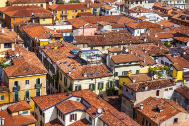 Verona, İtalya, 24 Nisan 2019 tarihinde. Torre dei Lamberti bir kule üzerinde bakış açısı ile şehir manzarası