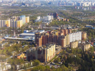 Büyük yükseklikte uçan uçağın penceresinden kara yüzeyinin ve çok katlı binaların görünümü