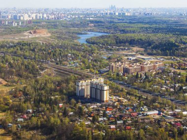 Büyük yükseklikte uçan uçağın penceresinden kara yüzeyinin ve çok katlı binaların görünümü