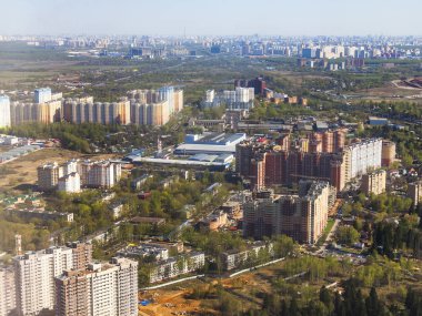 Büyük yükseklikte uçan uçağın penceresinden kara yüzeyinin ve çok katlı binaların görünümü