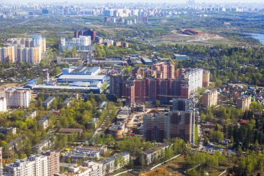 Büyük yükseklikte uçan uçağın penceresinden kara yüzeyinin ve çok katlı binaların görünümü