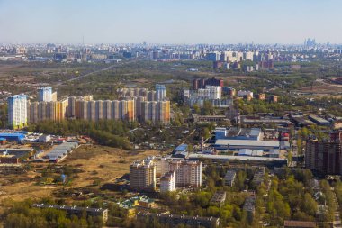 Büyük yükseklikte uçan uçağın penceresinden kara yüzeyinin ve çok katlı binaların görünümü