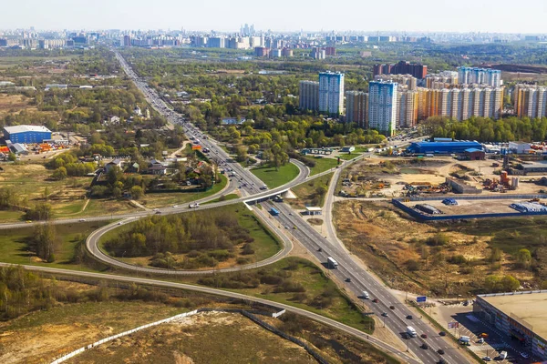 从高高地飞行的飞机的窗口看地面和道路结果 — 图库照片