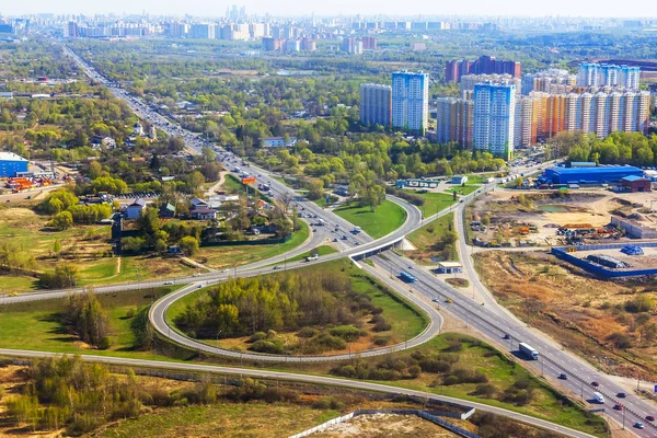 Büyük yükseklikte uçan uçağın penceresinden kara yüzeyi ve yol sonucu görünümü