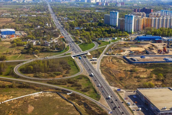 从高高地飞行的飞机的窗口看地面和道路结果 — 图库照片