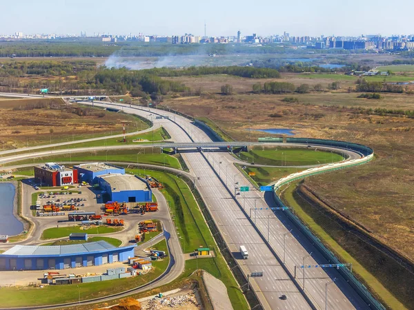 Uitzicht Het Landoppervlak Weg Uitkomst Van Een Venster Van Het — Stockfoto