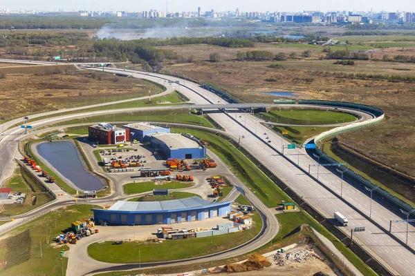 从高高地飞行的飞机的窗口看地面和道路结果 — 图库照片