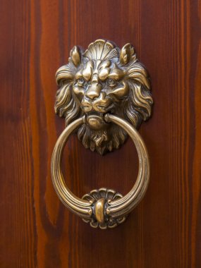 Verona, İtalya, 24 Nisan 2019 tarihinde. Eski şehirde binanın bir cephe tipik mimari detayları. Bir aslanın başı şeklinde kapı kolu