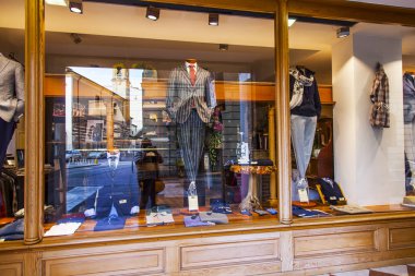 Verona, İtalya, 25 Nisan 2019 tarihinde. Erkek giyim mağazasının güzel vitrini