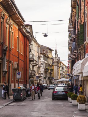 Verona, İtalya, 24 Nisan 2019 tarihinde. Eski şehirde dar pitoresk sokak.