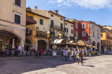 Desenzano del Garda, İtalya, 27 Nisan 2019. Kentsel görünüm. Kuzey İtalya'da şehir caddesinin geleneksel bir mimari kompleksi