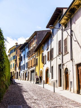 Desenzano del Garda, İtalya, 27 Nisan 2019. Kentsel görünüm. Kuzey İtalya'da şehir caddesinin geleneksel bir mimari kompleksi