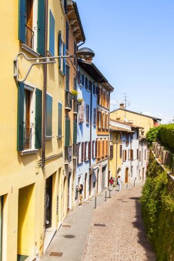 Desenzano del Garda, İtalya, 27 Nisan 2019. Kentsel görünüm. Kuzey İtalya'da şehir caddesinin geleneksel bir mimari kompleksi