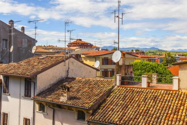 Desenzano del Garda, İtalya, 27 Nisan 2019. Şehir ve mesafe Garda Gölü üzerinde anket platformundan bir görünüm. Kuzey İtalya'da şehrin geleneksel bir mimari kompleksi