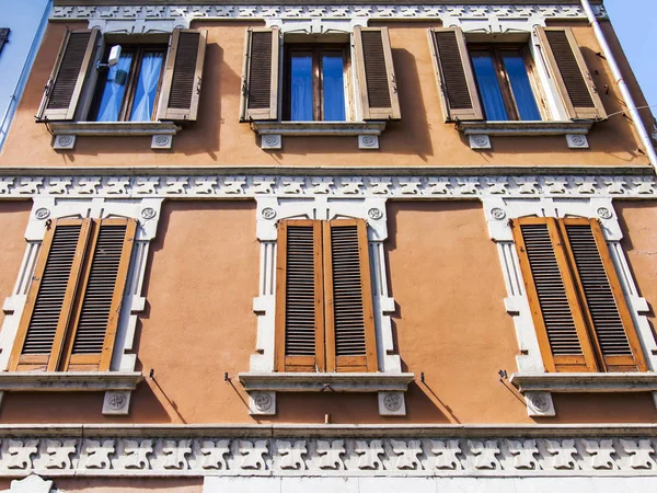 Desenzano Del Garda Itália Abril 2019 Fragmento Uma Fachada Edifício — Fotografia de Stock