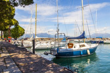 Desenzano del Garda, İtalya, 27 Nisan 2019. Tekneler Garda Gölü'nün setyakınında demirledi.