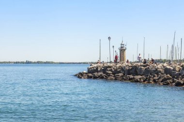 Garda Gölü'nün pitoresk sahilinin panoraması