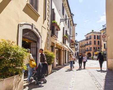 Desenzano del Garda, Italya, 27 Nisan 2019. Kentsel görünüm. Kuzey Italya 'da şehrin geleneksel mimari kompleksi