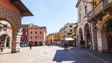 Desenzano del Garda, Italya, 27 Nisan 2019. Kentsel görünüm. Kuzey Italya 'da şehrin geleneksel mimari kompleksi