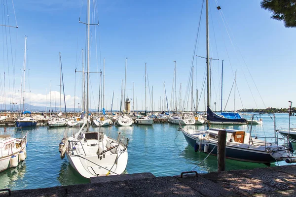 Desenzano Del Garda Itálie Dubna 2019 Lodě Jsou Kotvívané Nedaleko — Stock fotografie