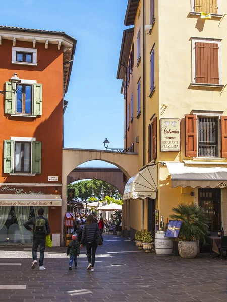 2019年4月27日 イタリアのデゼンツァーノ ガルダ 都会の景色 イタリア北部の都市の伝統的な建築複合体 — ストック写真