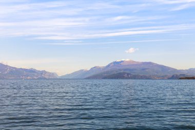 Garda Gölü'nün pitoresk sahilinin panoraması