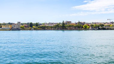 Garda Gölü'nün pitoresk sahilinin panoraması