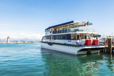 Desenzano del Garda, İtalya, 27 Nisan 2019. Ferryboat Garda Gölü set yakınında demirlemiş
