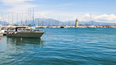 Desenzano del Garda, İtalya, 27 Nisan 2019. Tekneler Garda Gölü'nün setyakınında demirledi.