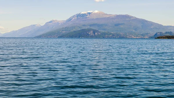 Garda Gölü'nün pitoresk sahilinin panoraması