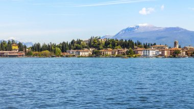 Sirmione, Italya, 27 Nisan 2019. Yürüme Garda Gölü, geminin manzaralı Panoraması