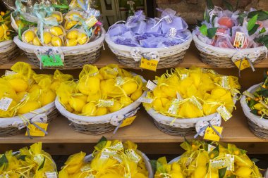 Verona, İtalya, 25 Nisan 2019 tarihinde. Doğal malzemelerden hediyelik sabun ile bir show-window