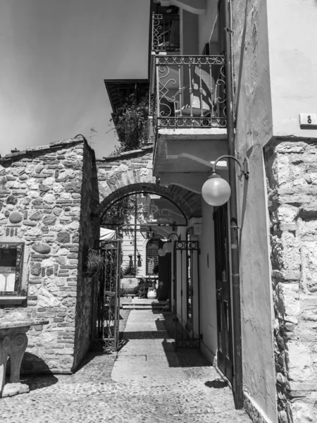 2019年4月27日 イタリア シルミオーネ 都会の景色 イタリア北部の都市の伝統的な建築複合体 — ストック写真