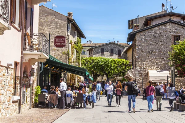 Sirmione Talya Nisan 2019 Tarihinde Nsanlar Sokak Kafenin Masalarında Yemek — Stok fotoğraf