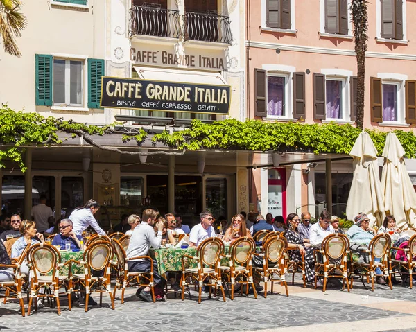 Sirmione Italia Abril 2019 Gente Come Descansa Las Mesas Cafetería —  Fotos de Stock