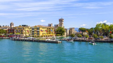 Sirmione, İtalya, 27 Nisan 2019 tarihinde. Garda Gölü dolgu panoraması