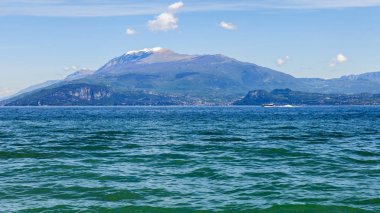 Garda Gölü'nün pitoresk sahilinin panoraması