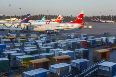 Moskova, Rusya, 28 Nisan 2019 tarihinde. Uçakların kara servisi. Sheremetyevo Havaalanı'nda bagaj konteynerleri.