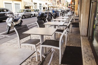 Verona, İtalya, 25 Nisan 2019 tarihinde. Pitoresk sokak kafe tabloları 