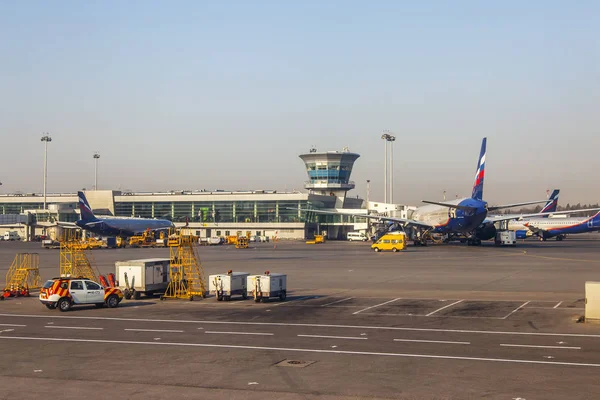 Moscow Russia April 2019 Land Service Planes International Airport Sheremetyevo — Stock Photo, Image