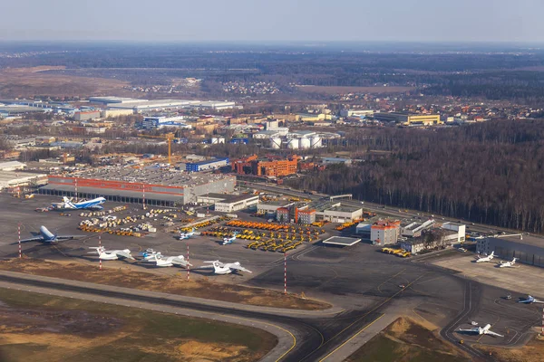 Moskwa Rosja Kwietnia 2019 Widok Okna Startu Samolotu Terminalu Międzynarodowego — Zdjęcie stockowe