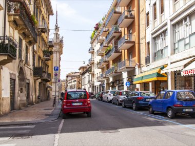 Verona, İtalya, 24 Nisan 2019 tarihinde. Eski şehirde dar pitoresk sokak.