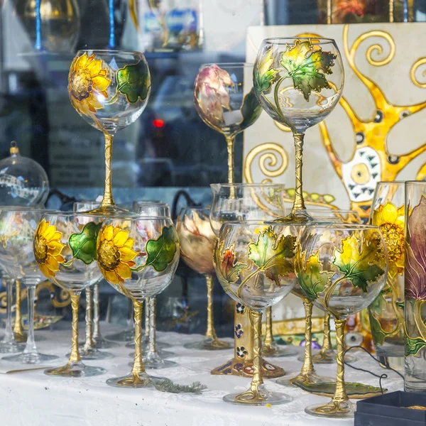 2019年4月25日 イタリアのヴェローナ 旧市街のショップで本格的なガラスのお土産を取り揃えたショーウィンドウ — ストック写真