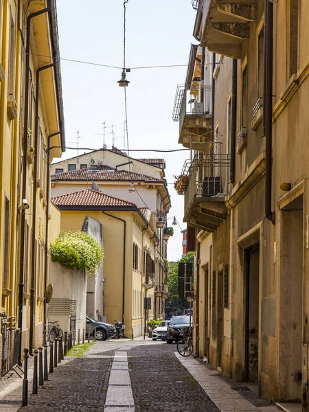 Верона Италия Апреля 2019 Года Узкая Живописная Улица Старом Городе — стоковое фото