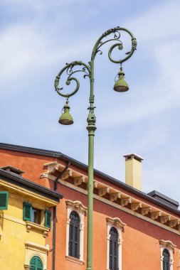 Verona, İtalya, 27 Nisan 2019 tarihinde. Piazza Bra Meydanı'nda güzel bir sokak lambası, şehrin merkezi meydanlarından biri. 