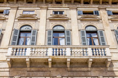 Verona, Italya, 24 Nisan 2019. Eski şehirde binanın bir cephe tipik mimari detayları. 