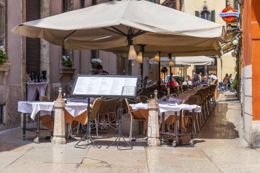 Verona, İtalya, 25 Nisan 2019 tarihinde. Eski şehirde pitoresk sokak kafe Tablolar