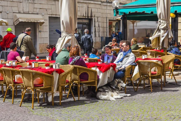2019年4月27日 意大利维罗纳 在城市中心广场之一的布拉广场广场 Piza Bra Square 的街头咖啡馆 人们正在吃饭和休息 — 图库照片