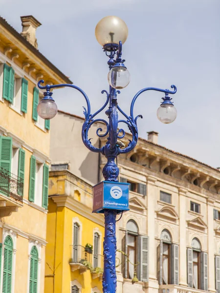 Verona Italy April 2019 Beautiful Streetlight Piazza Bra Square One — Stock Photo, Image